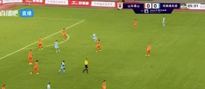 毕津浩被撞倒在禁区，裁判判罚点球，双方有冲突