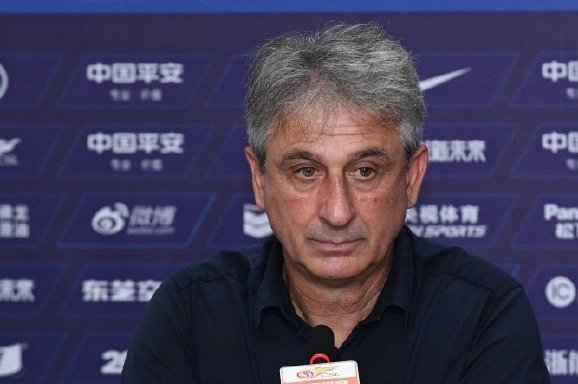 足球报：乔迪昨夜赛后发布会很简短，但愤懑之情溢于言表