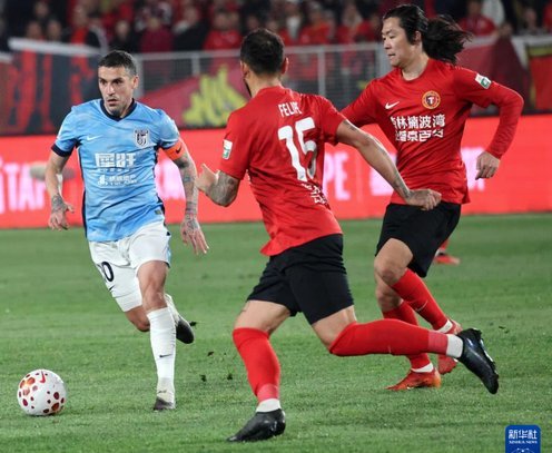 第15分钟，斯坦丘外围大力远射破门，英博1-0领先铁人