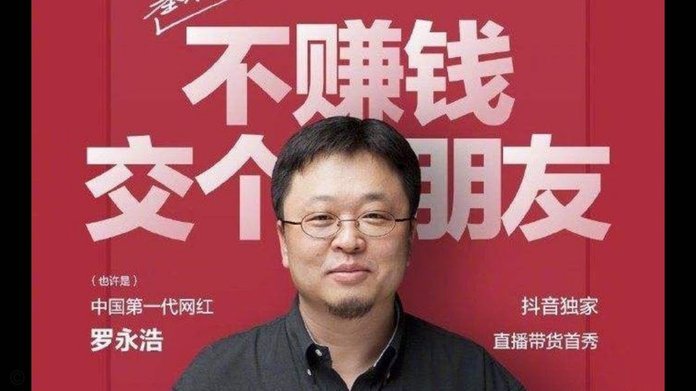 金永浩争抢球权铲到杨希小腿，裁判没有出牌