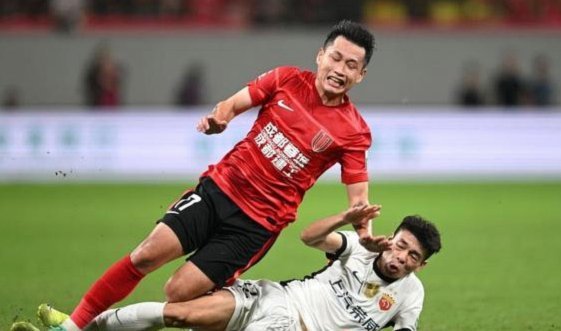 亚冠惊魂！李帅高速突破被王东升放铲 无犯规引热议